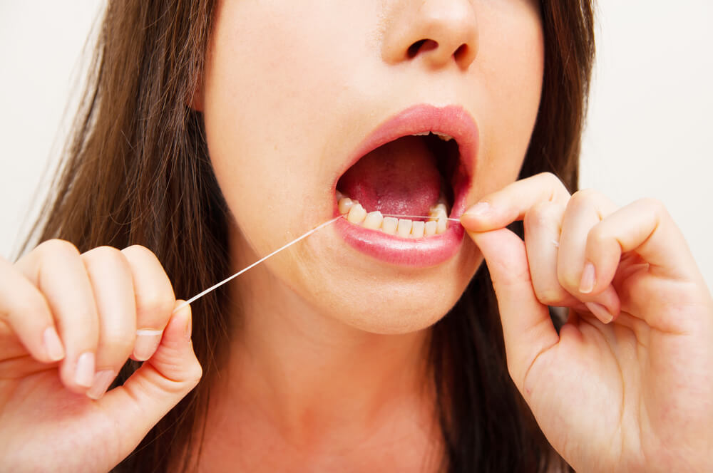 smell when flossing teeth