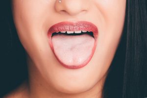 how to clean your tongue with a tongue scraper